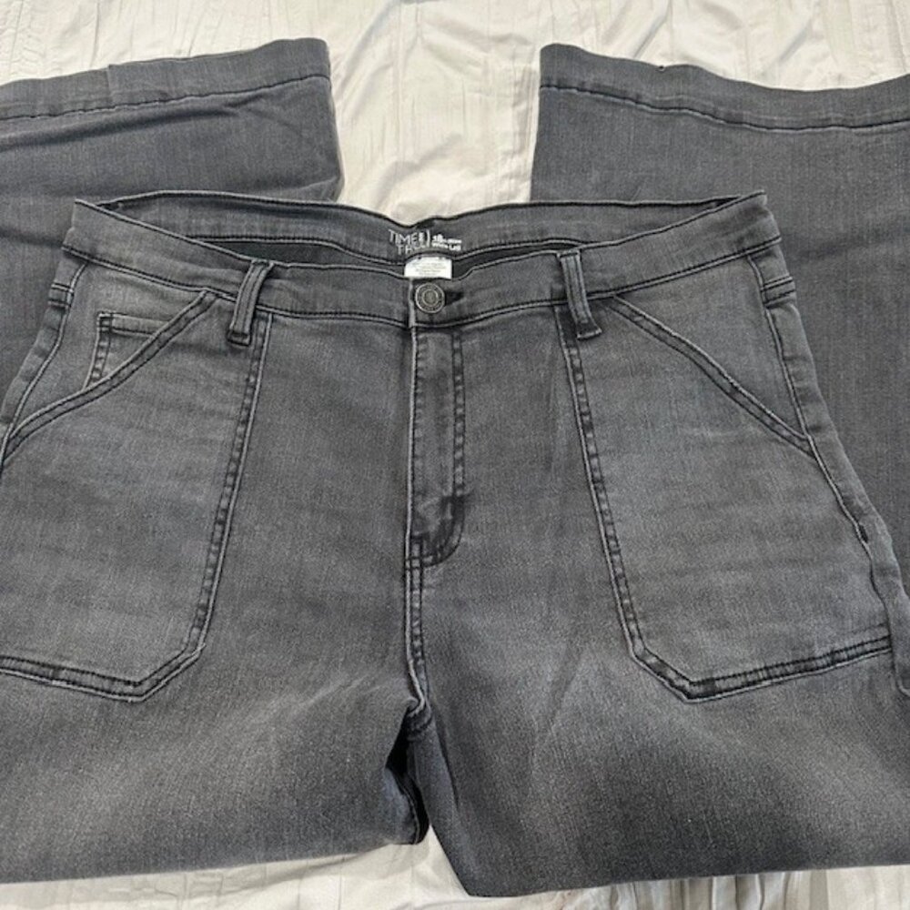 💜 2/$40! Black Denim cropped jeans
